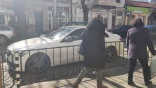 Гъзарски мерцедес спря на трамвайни релси, всички охулиха водача, но се шокираха от истината СНИМКА