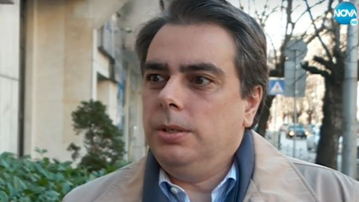 Асен Василев посече протестиращите полицаи: Пари ще има, но първо трябва...