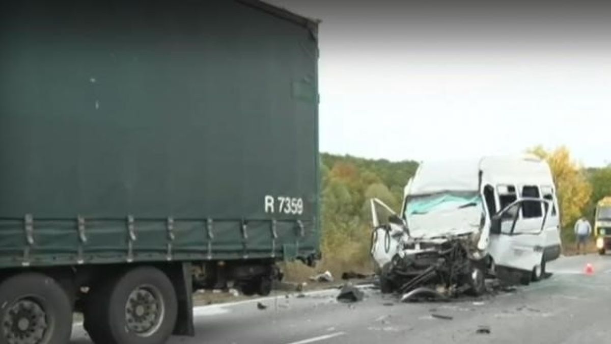 Зверско меле на Е-79, пожарникари режат ламарини, за да извадят водача 
