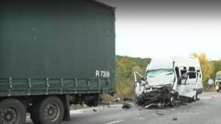 Зверско меле на Е-79, пожарникари режат ламарини, за да извадят водача 