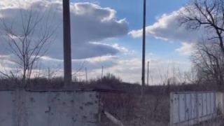 Напрежението ескалира! Мощни експлозии и стрелба край летището в Донбас, има загинали ВИДЕО 