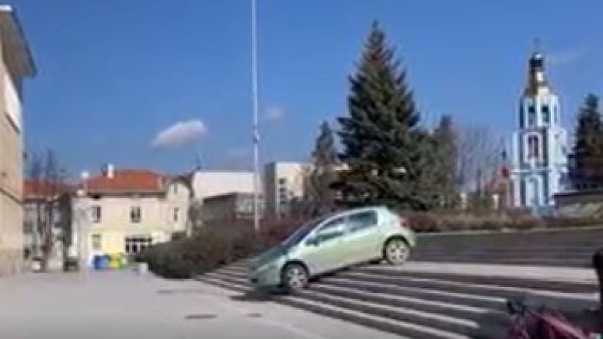 Шофьор слезе по стълби с колата си в Панагюрище и изуми минувачите ВИДЕО 
