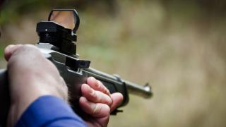 Заснеха как стрелец трепе жертвите си в парк в Благоевград ВИДЕО