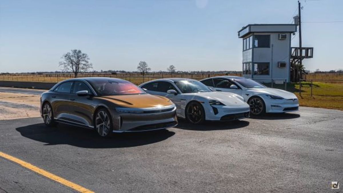 Титанична битка с 3000 к.с.: Tesla Model S се хапе с основните си конкуренти ВИДЕО
