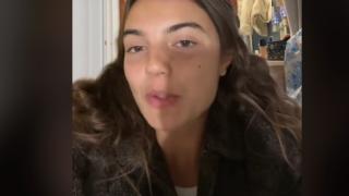 Момиче с особени бикини отиде на среща и изпадна в неловка ситуация ВИДЕО