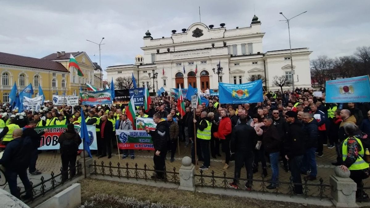 Кирил Петков ядоса полицаите и пожарникарите, а те се заканиха да... 
