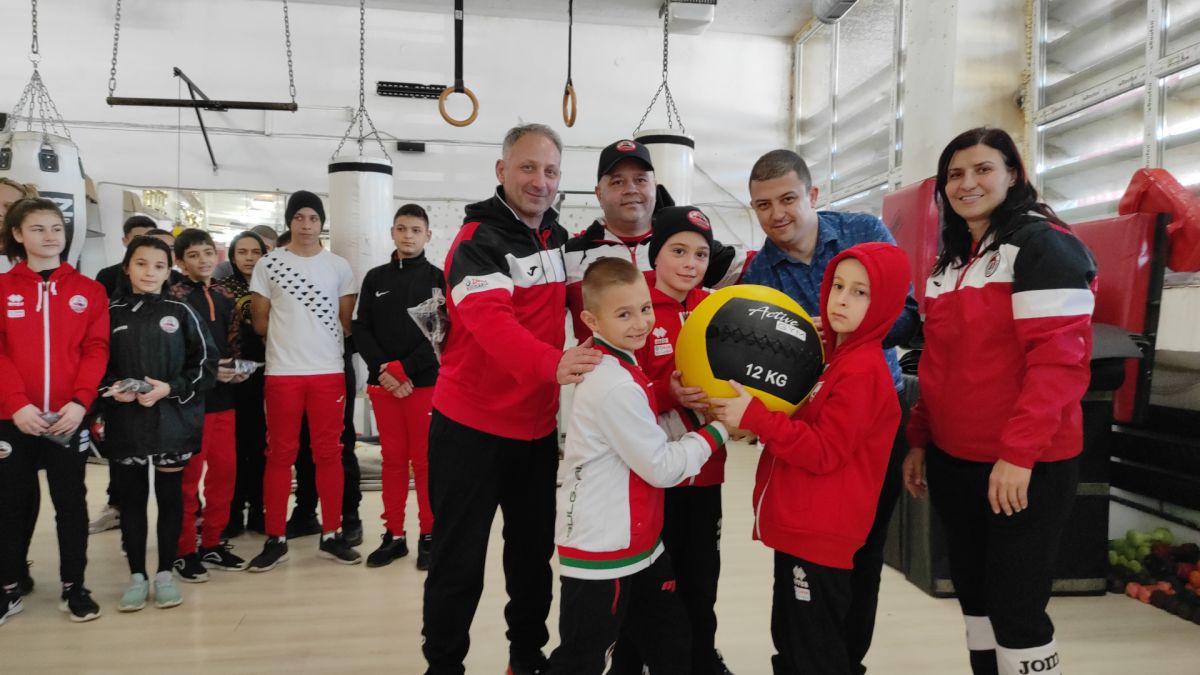 Pulse Gym Shop дари усмивки СНИМКИ/ВИДЕО