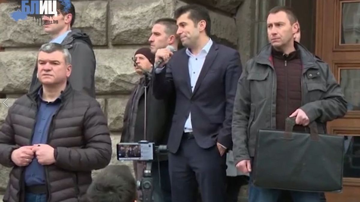БЛИЦ TV видя как с ръка в джоба Кирил Петков повери на Възраждане противоепидемичните мерки занапред