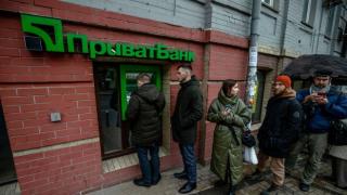 Кошмар в Украйна, наложиха ограничения върху тегленето на пари
