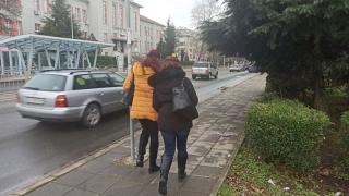 Кървав инцидент в Бургас, на метри от училище СНИМКИ