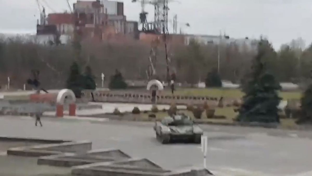 Извънредно: Русия пое контрола върху АЕЦ "Чернобил"! Чуват се изстрели ВИДЕО