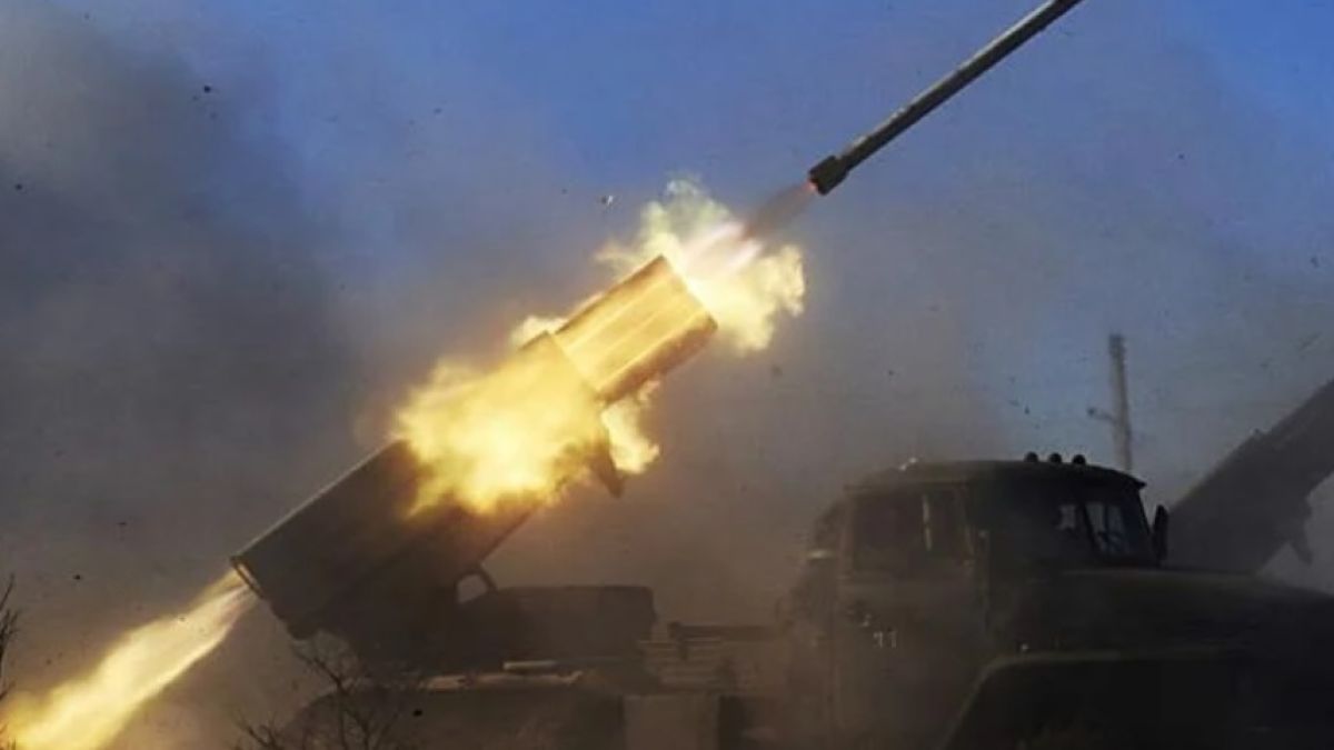 Военни колони продължават да навлизат в Украйна от Беларус, експерт каза колко ще продължи спецоперацията ВИДЕО