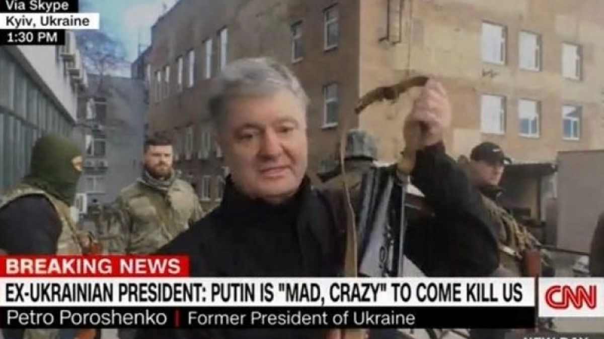 Порошенко нарами автомата и хукна да се бие с руските агресори ВИДЕО