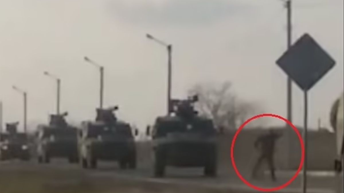 Спомен от Тянанмън: ВИДЕО на неизвестен украински храбрец, не се крие като Зеленски в бункер, смълча света ВИДЕО