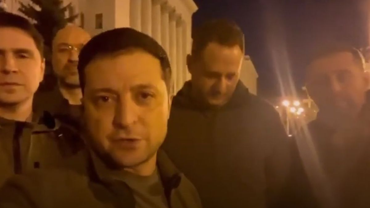 По тъмна доба Зеленски излезе от бункера, за да брани Киев заедно с Кличко и... ВИДЕО