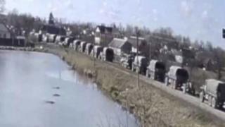 На 37 км от Киев: Огромна колона руска военна техника чака заповед ВИДЕО