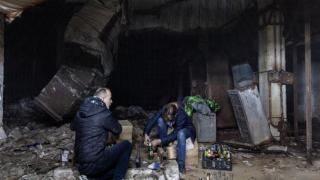 СНИМКИ показват с какви опасни неща се занимават украинките в бункерите 