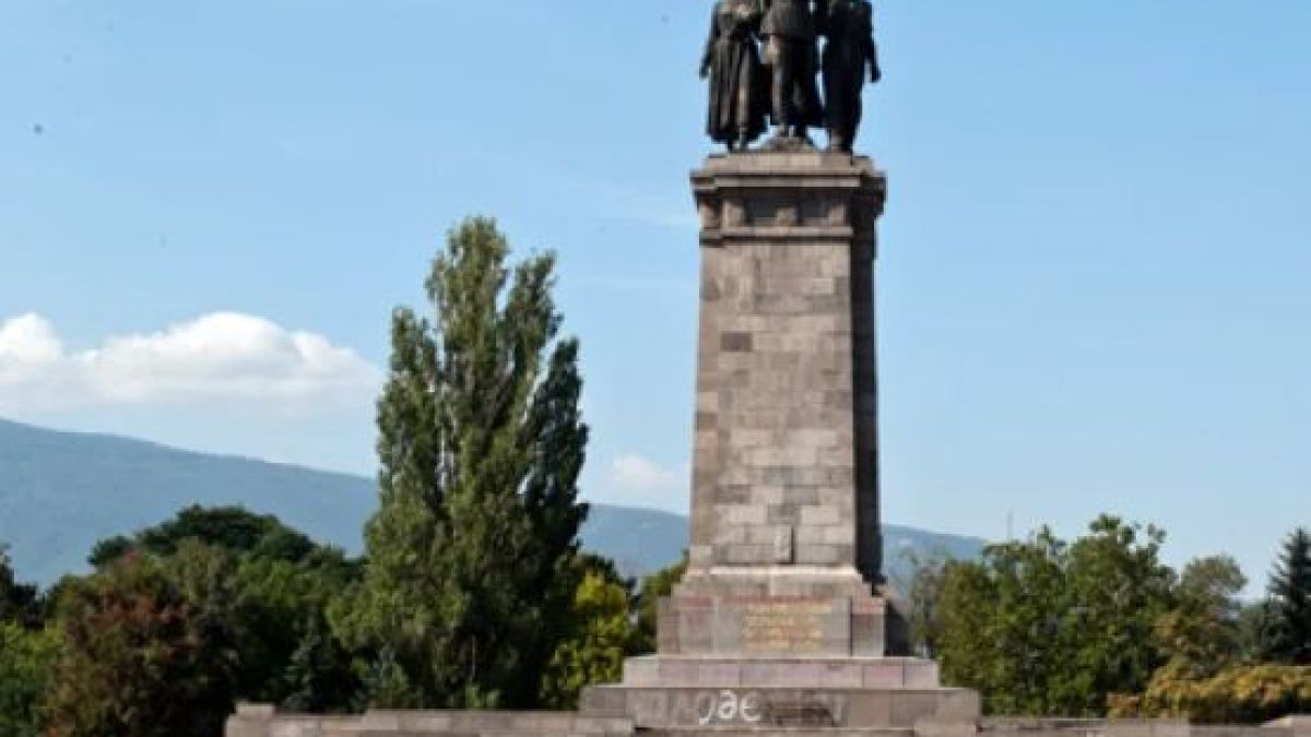 Мистерия: Арестували тийнейджъри за "Save Ukraine!" на паметника на Съветската армия, от МВР не знаят