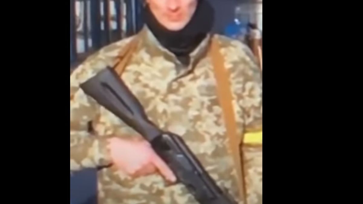 Автоматът на украински войник се разпадна в ефир по време на бойно интервю с Порошенко ВИДЕО