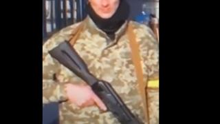 Автоматът на украински войник се разпадна в ефир по време на бойно интервю с Порошенко ВИДЕО