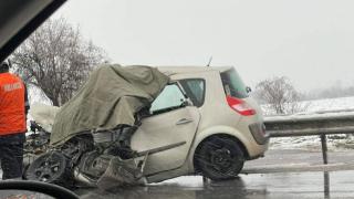 Голяма трагедия! Кола и ученически автобус се удариха в Шуменско, има загинал