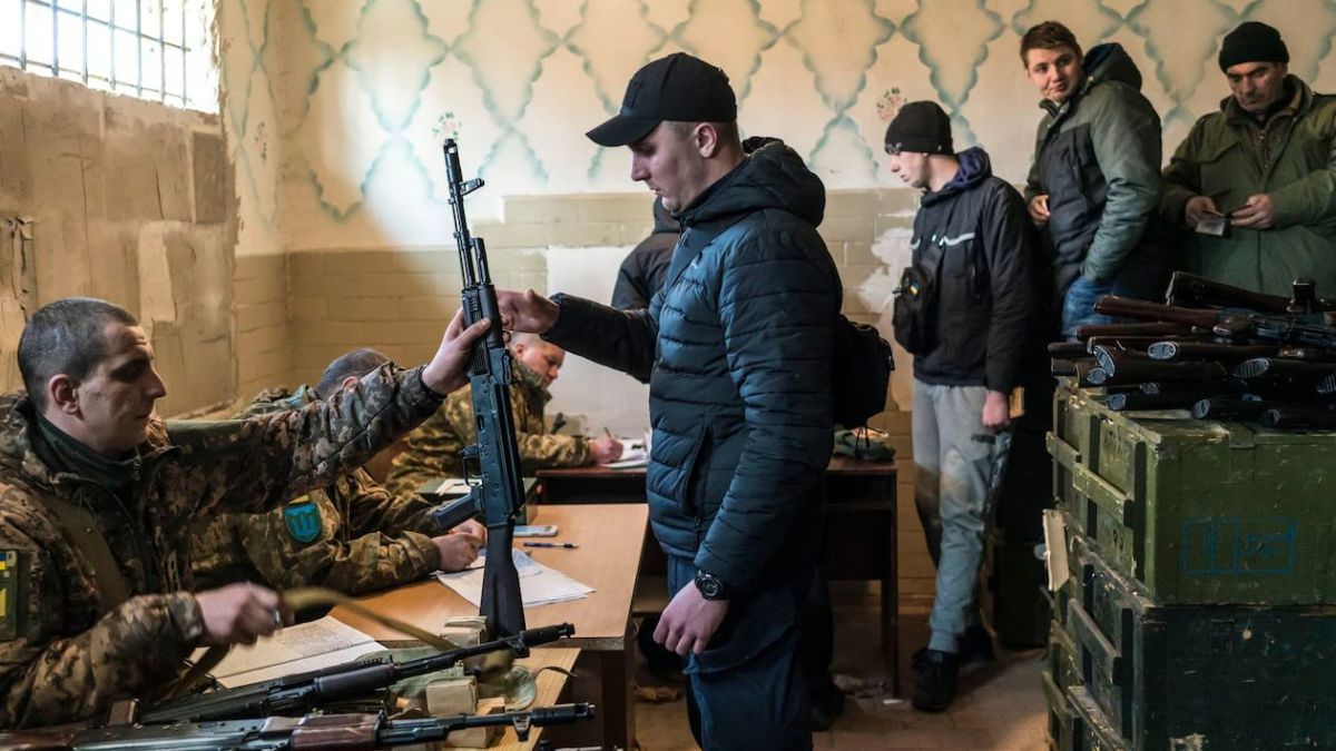 Българин от Украйна пише на Костадинов: Агонизиращата власт в Киев иска да се насити с кръвта на народа