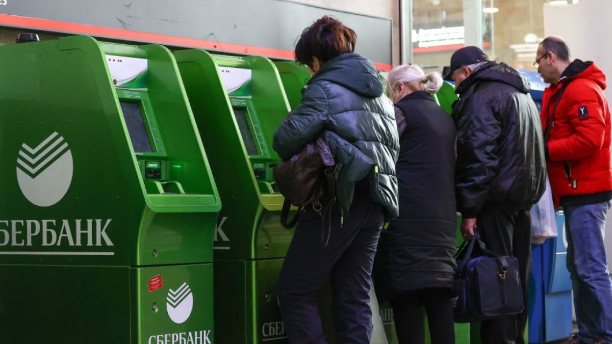 Руската централна банка с извънредни мерки, за да спре срива на рублата