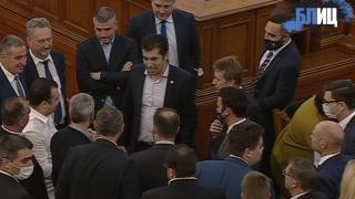 Мистерия обви смяната на военния министър, мълчанието издава смут в коалицията