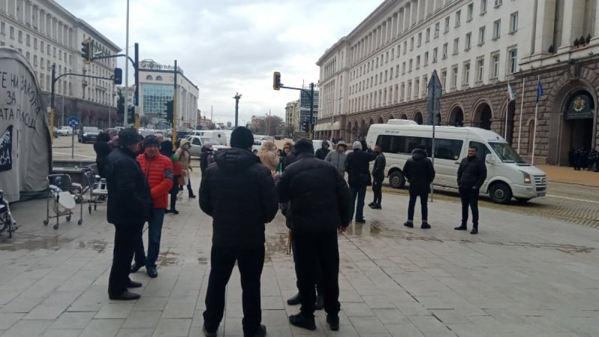 Жега на жълтите павета заради Стефан Янев! Недоволни поискаха оставката на...