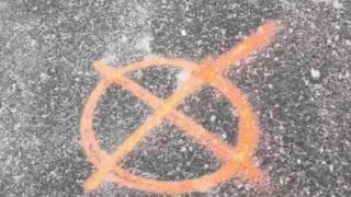 Зловещи символи по покривите на сградите в Киев ужасиха гражданите и те се втурнаха да ги трият СНИМКИ