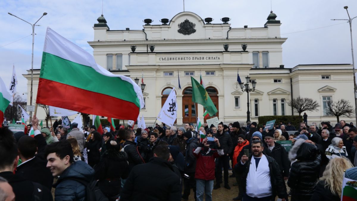 БЛИЦ TV: Протестиращи хокат Петков - евтин трюфел в скъпа опаковка ВИДЕО