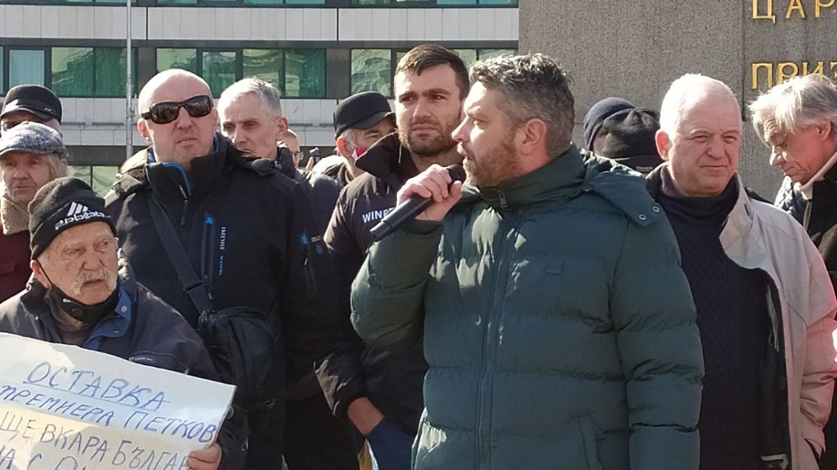 Протест пред парламента иска оставката на Петков и подкрепя Янев СНИМКИ