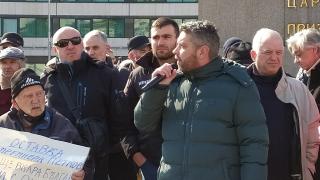 Протест пред парламента иска оставката на Петков и подкрепя Янев СНИМКИ