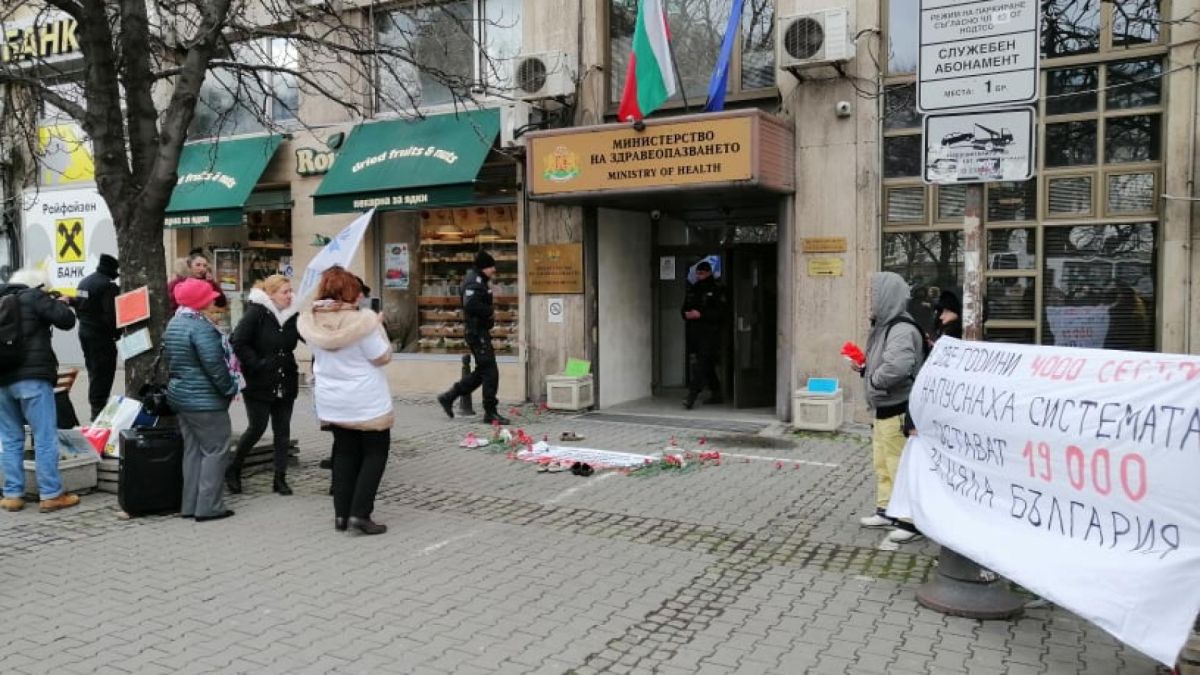 Заплатата на медсестра у нас 10 пъти по-ниска от шведската