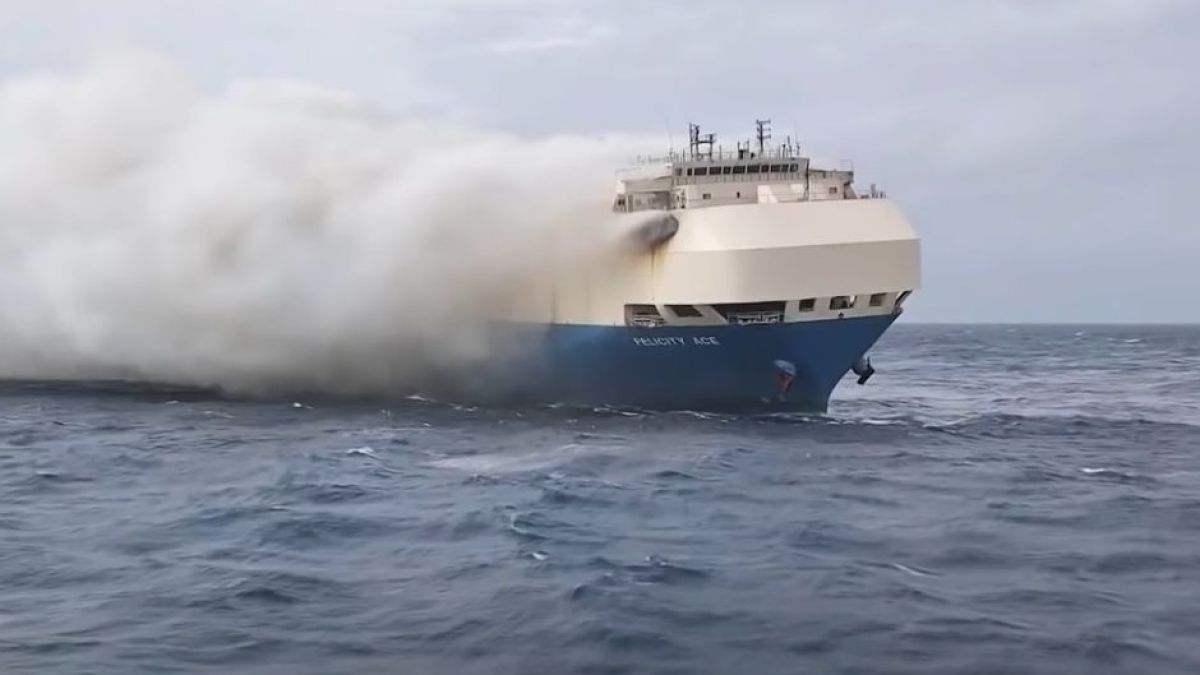 Огромен кораб с 4000 коли на борда се потъна в Атлантическия океан ВИДЕО