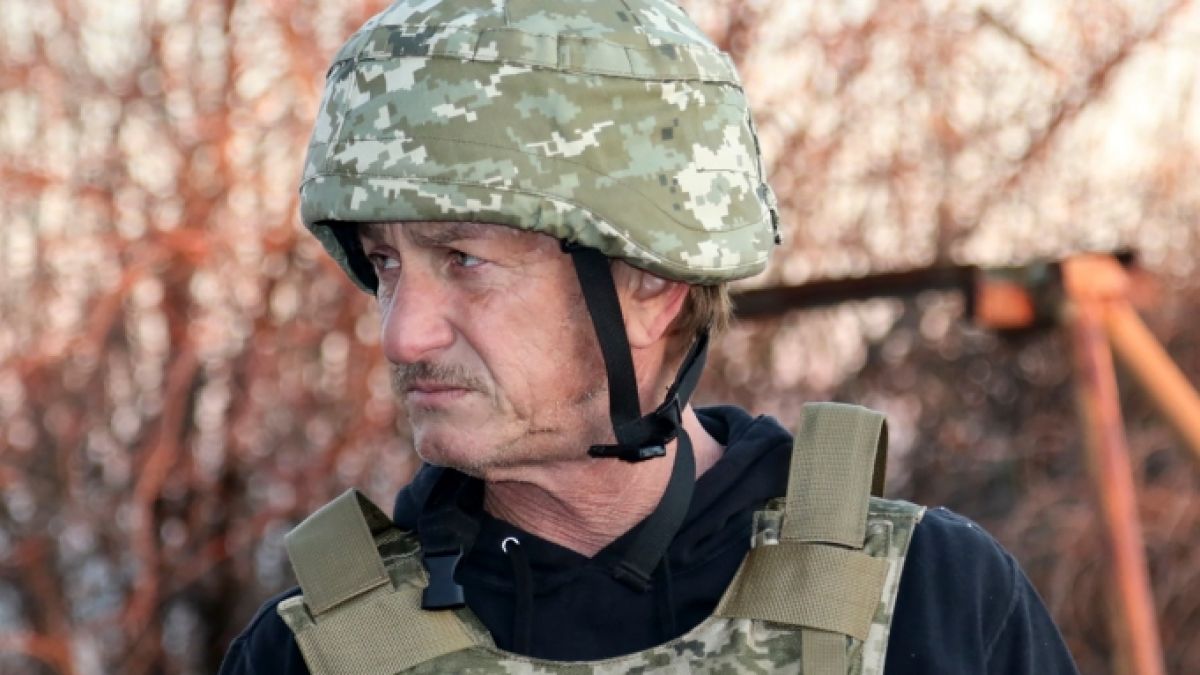 Шон Пен напусна Украйна като бежанец
