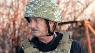 Шон Пен напусна Украйна като бежанец