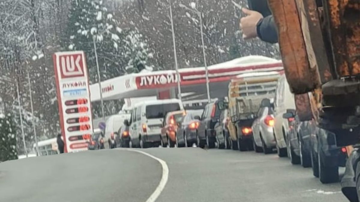 Паниката расте лавинообразно, огромни опашки по бензиностанциите, правителството мълчи! ВИДЕО