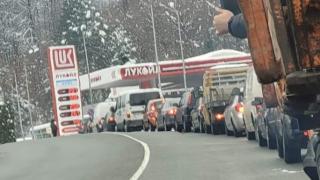 Паниката расте лавинообразно, огромни опашки по бензиностанциите, правителството мълчи! ВИДЕО