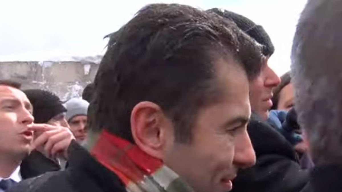 Екшън кадри от атаката със снежни топки срещу Кирил Петков на Шипка, НСО го съветвали да... ВИДЕО