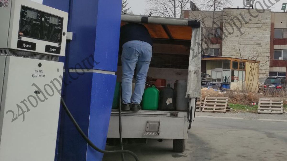 По бензиностанциите в Кърджали опашки няма, но... СНИМКИ