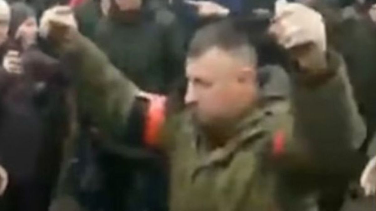 Руски войник се разходи сред гневни украинци с 2 гранати над главата си, призова ги да... ВИДЕО 