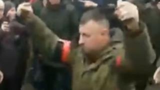 Руски войник се разходи сред гневни украинци с 2 гранати над главата си, призова ги да... ВИДЕО 