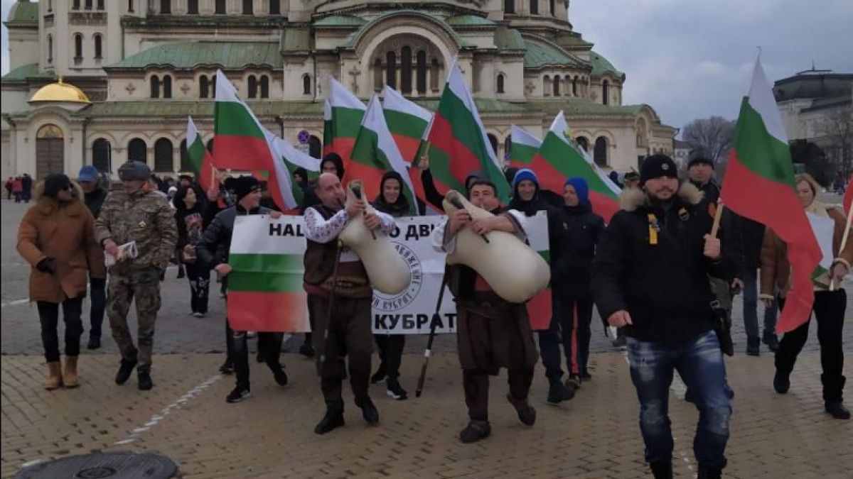 Веселин Костов, лидер на национално движение "Хан Кубрат", поведе родолюбците, поднасяйки почитта на 3 март