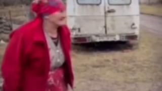 Въоръжени украински баби се включват във войната! Ще трепят руснаците с... ВИДЕО