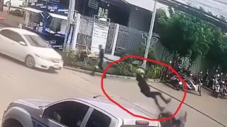 Странен случай с мотоциклетист удиви всички в мрежата ВИДЕО