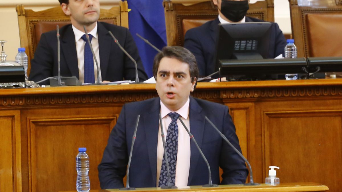 Асен Василев сътвори жесток скандал в НС! Чуха се люти закани