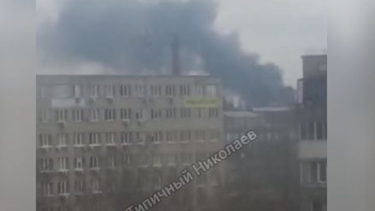 Небето над Николаев почерня от мощни експлозии, изпепелени са и военни обекти в други градове ВИДЕО