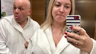 Жената на Александър Симов се пусна по бански и показа ядрените бомби СНИМКА