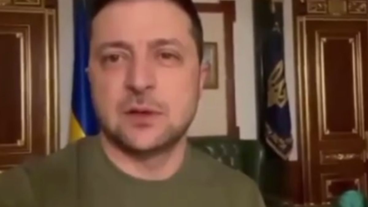 „Никой никъде не е бягал“: Зеленски отрече слуховете за бягство от Украйна ВИДЕО